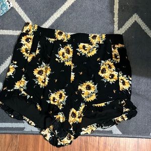 Torrid sunflower flowy shorts, barely worn fits like an 8-10 in woman’s
